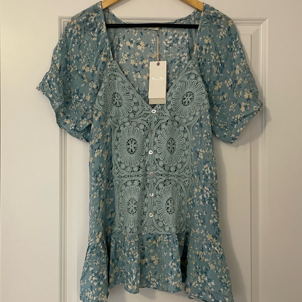NWT Miss Me Buckle Blue Floral with crochet overlay flutter sleeve tunic blouse - Picture 2 of 9
